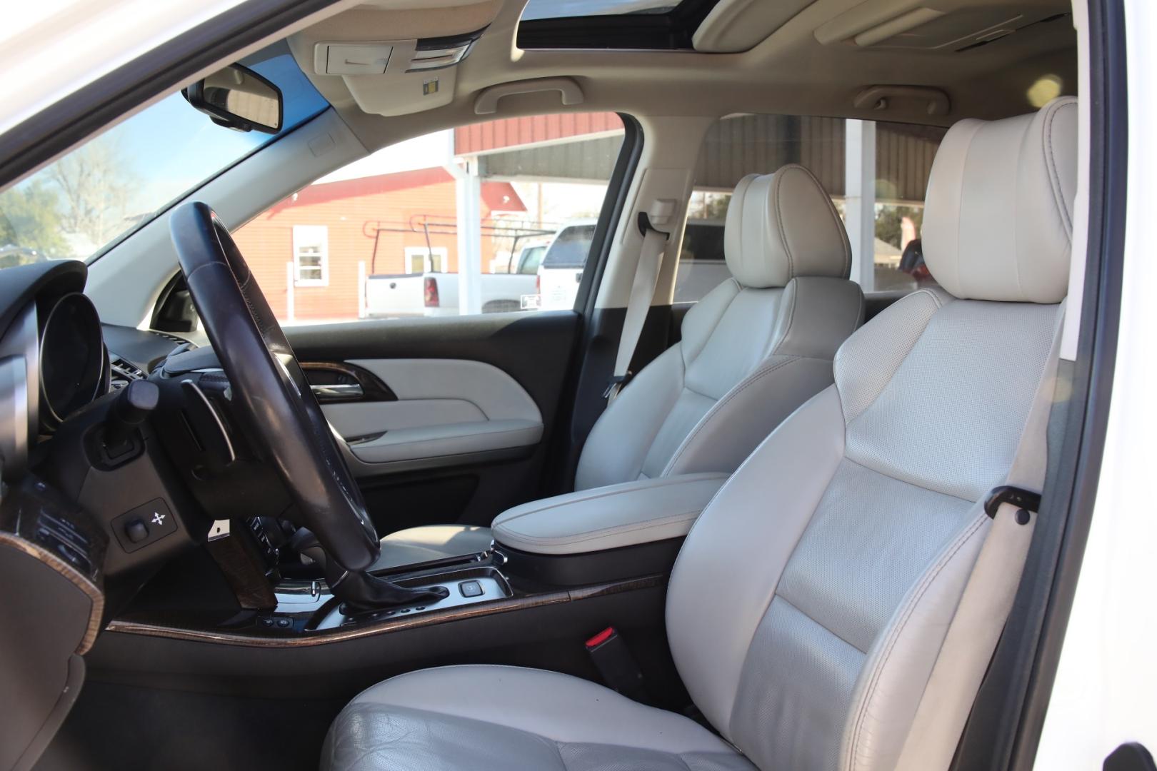 2011 WHITE ACURA MDX 6-Spd AT w/Advance Package (2HNYD2H79BH) with an 3.7L V6 SOHC 24V engine, 6-SPEED AUTOMATIC transmission, located at 420 E. Kingsbury St., Seguin, TX, 78155, (830) 401-0495, 29.581060, -97.961647 - Photo#17